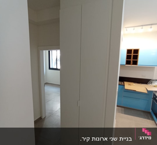 ארון לבן גבוה במטבח מודרני